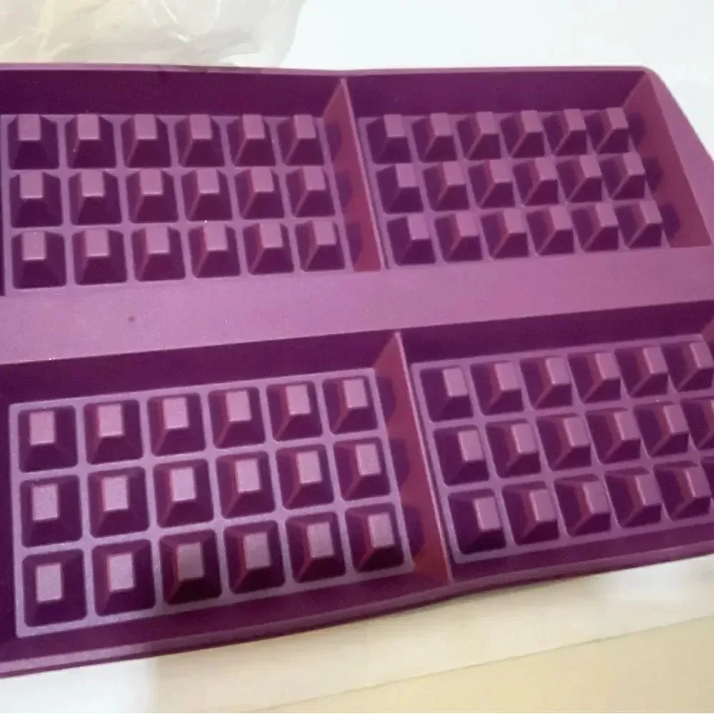 New Tupperware Silicone Waffle Form Pan